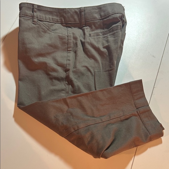 St. John's Bay Women's Brown Capris - Picture 2 of 10